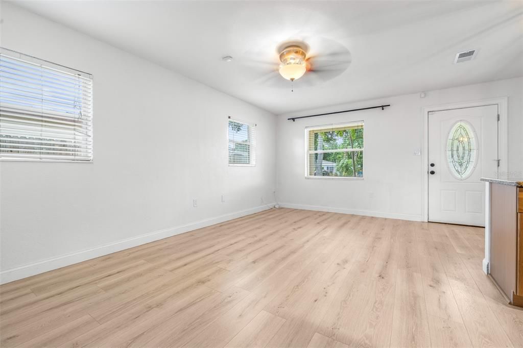 En Venta: $420,000 (3 camas, 2 baños, 1250 Pies cuadrados)