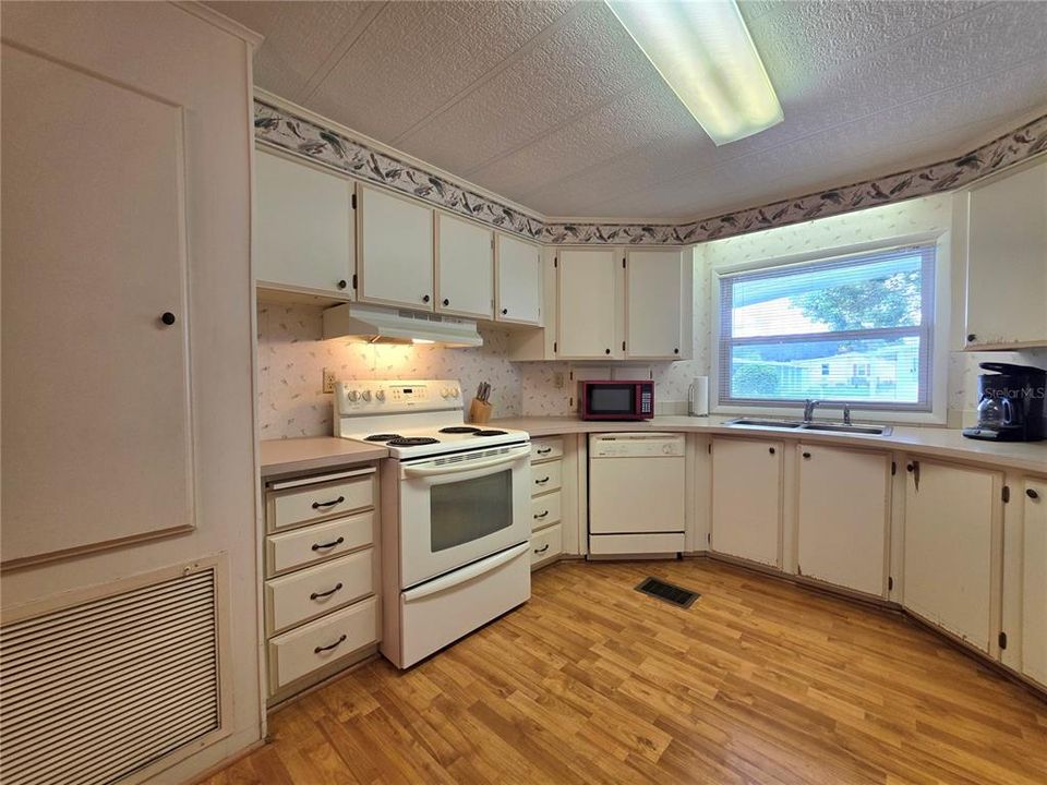 На продажу: $139,500 (2 спален, 2 ванн, 1176 Квадратных фут)