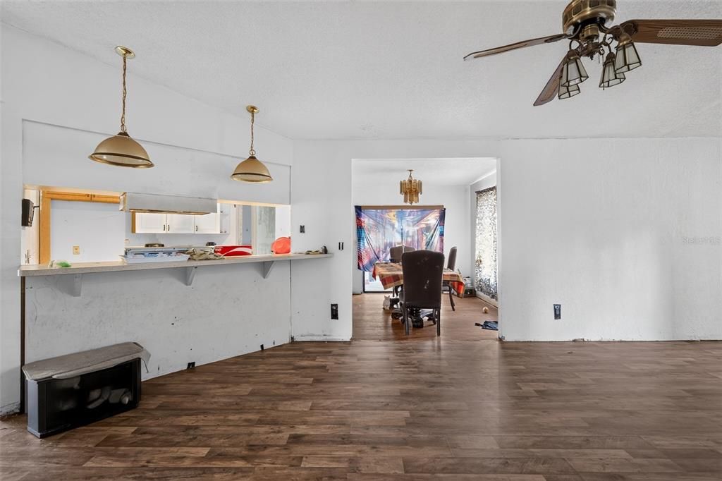 For Sale: $299,900 (5 beds, 2 baths, 2493 Square Feet)