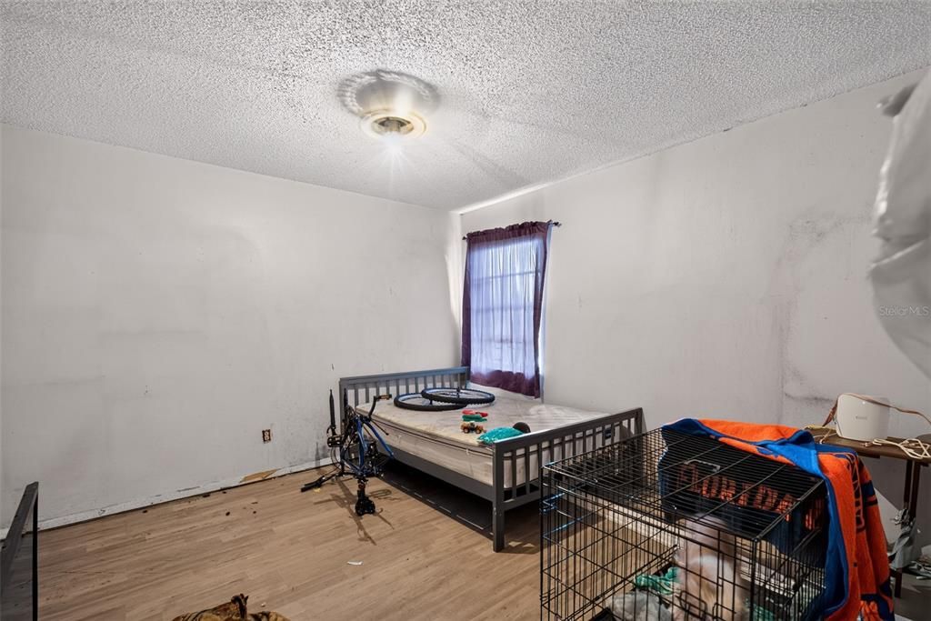 For Sale: $299,900 (5 beds, 2 baths, 2493 Square Feet)