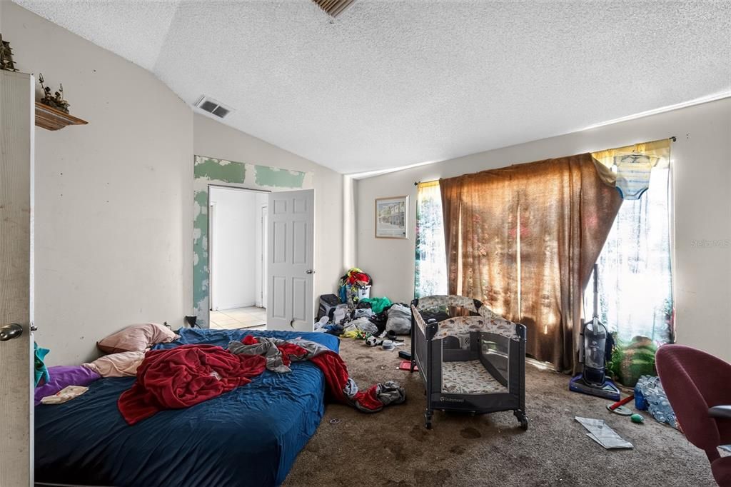 For Sale: $299,900 (5 beds, 2 baths, 2493 Square Feet)