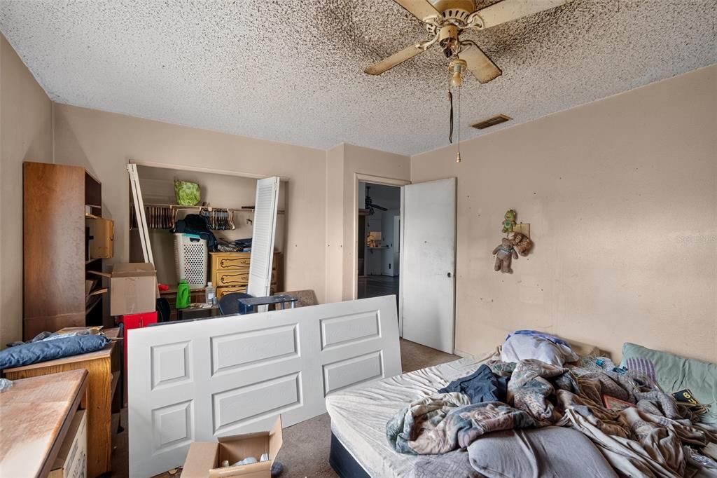 For Sale: $299,900 (5 beds, 2 baths, 2493 Square Feet)