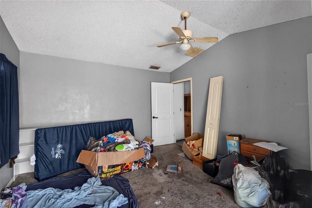For Sale: $299,900 (5 beds, 2 baths, 2493 Square Feet)