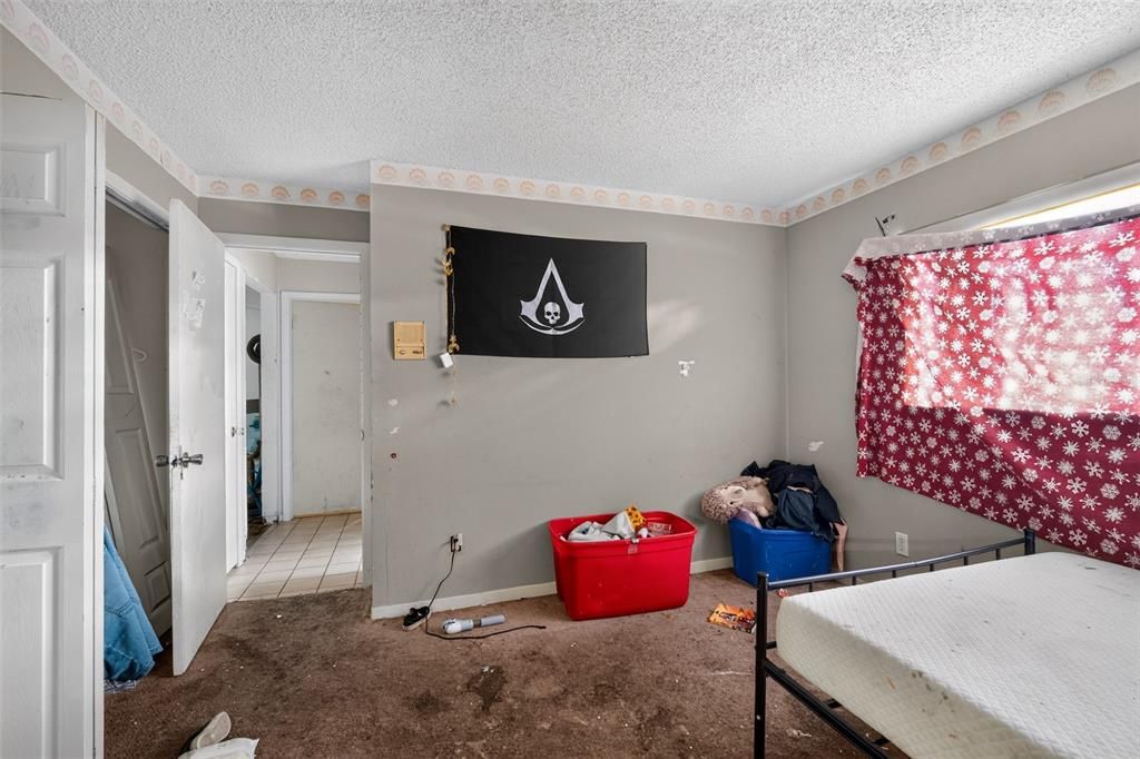 For Sale: $299,900 (5 beds, 2 baths, 2493 Square Feet)