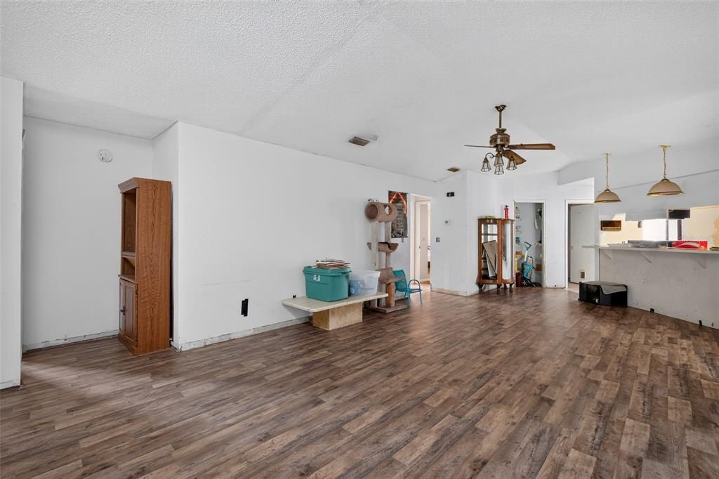 For Sale: $299,900 (5 beds, 2 baths, 2493 Square Feet)