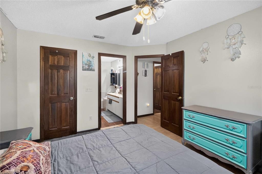 Active With Contract: $239,000 (2 beds, 2 baths, 1192 Square Feet)