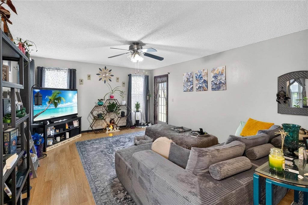 Active With Contract: $239,000 (2 beds, 2 baths, 1192 Square Feet)