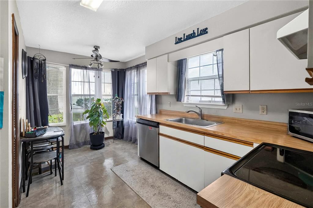 Active With Contract: $239,000 (2 beds, 2 baths, 1192 Square Feet)