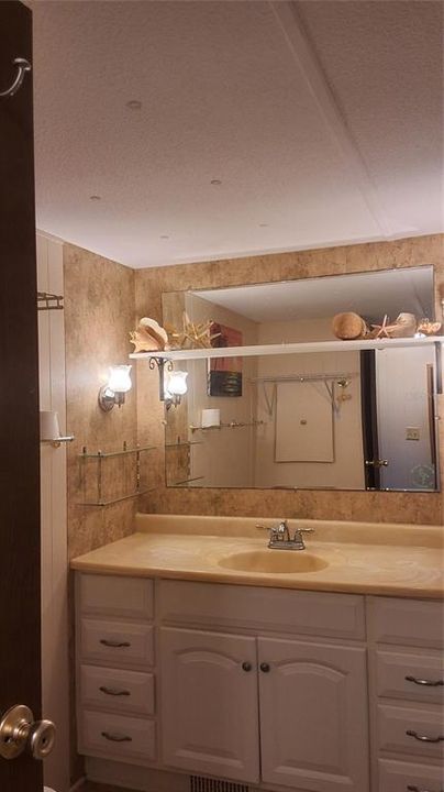 For Sale: $99,000 (2 beds, 1 baths, 600 Square Feet)