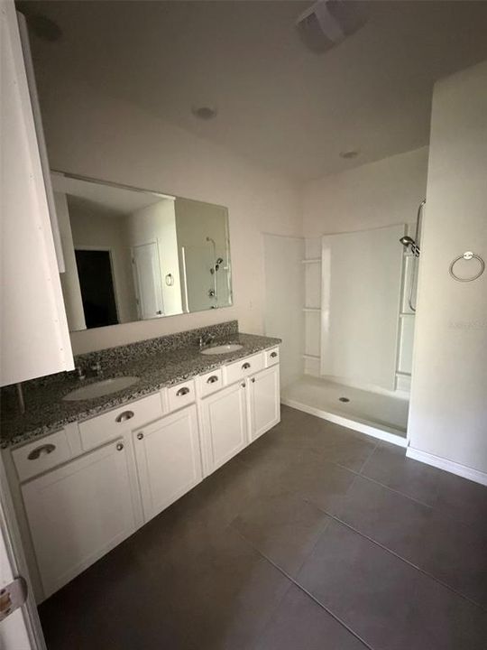 For Rent: $2,250 (4 beds, 2 baths, 1836 Square Feet)
