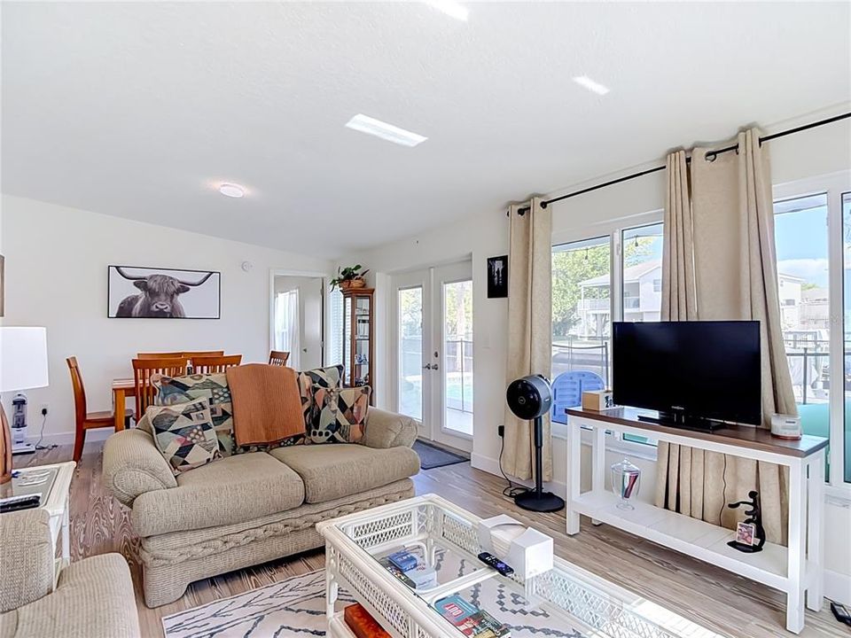 En Venta: $425,000 (3 camas, 2 baños, 1248 Pies cuadrados)