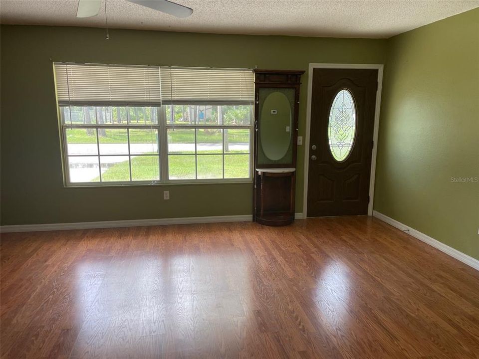 For Sale: $214,900 (2 beds, 1 baths, 1400 Square Feet)