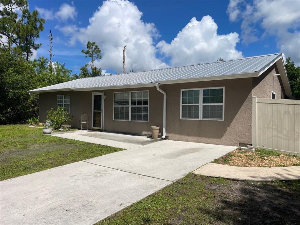 For Sale: $214,900 (2 beds, 1 baths, 1400 Square Feet)