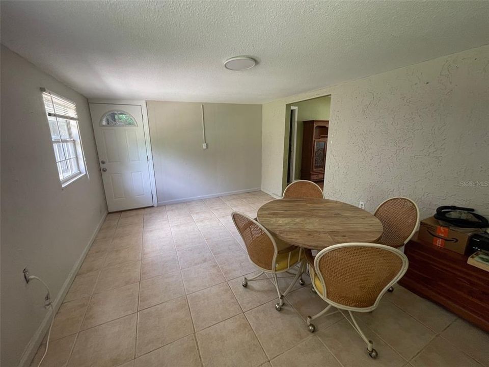 For Sale: $214,900 (2 beds, 1 baths, 1400 Square Feet)
