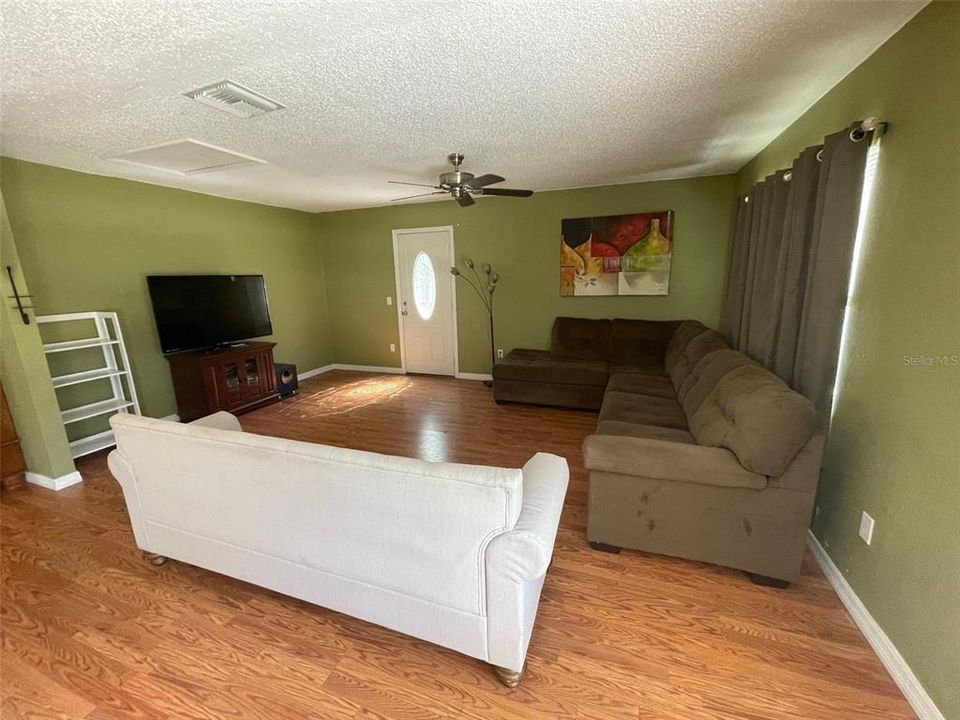 For Sale: $214,900 (2 beds, 1 baths, 1400 Square Feet)