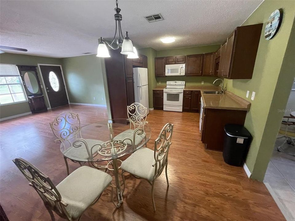 For Sale: $214,900 (2 beds, 1 baths, 1400 Square Feet)