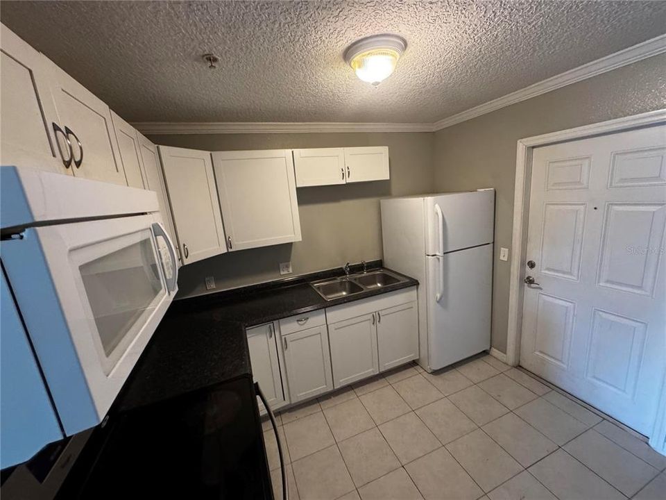 For Rent: $1,350 (2 beds, 1 baths, 899 Square Feet)