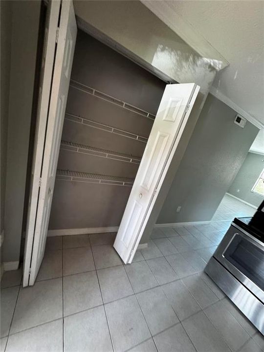 For Rent: $1,350 (2 beds, 1 baths, 899 Square Feet)