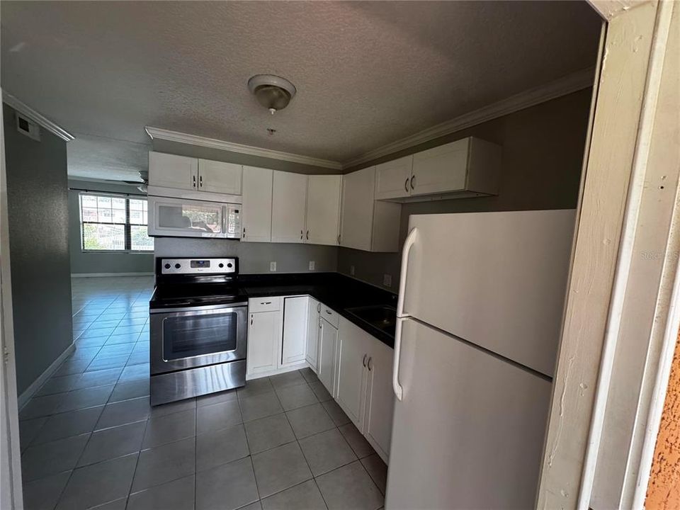 For Rent: $1,350 (2 beds, 1 baths, 899 Square Feet)