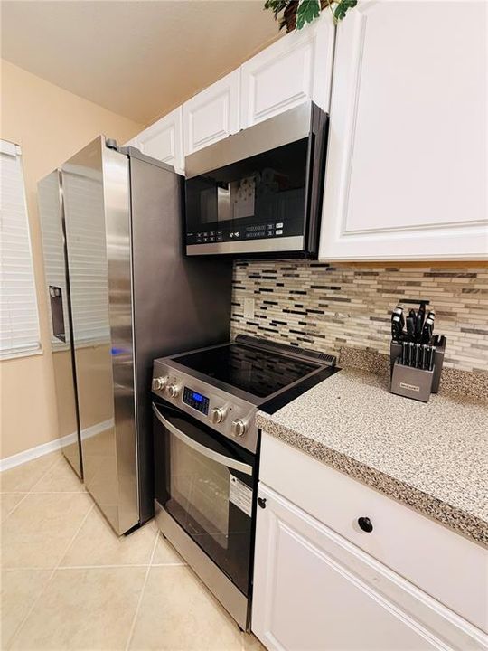 For Rent: $2,100 (0 beds, 2 baths, 835 Square Feet)