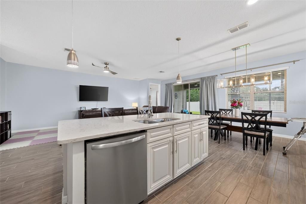 En Venta: $425,000 (4 camas, 2 baños, 2056 Pies cuadrados)