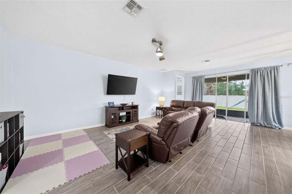 En Venta: $425,000 (4 camas, 2 baños, 2056 Pies cuadrados)