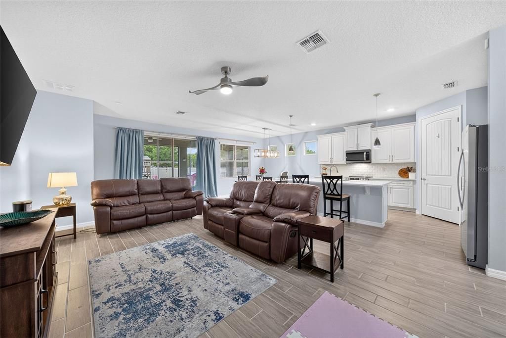 En Venta: $425,000 (4 camas, 2 baños, 2056 Pies cuadrados)