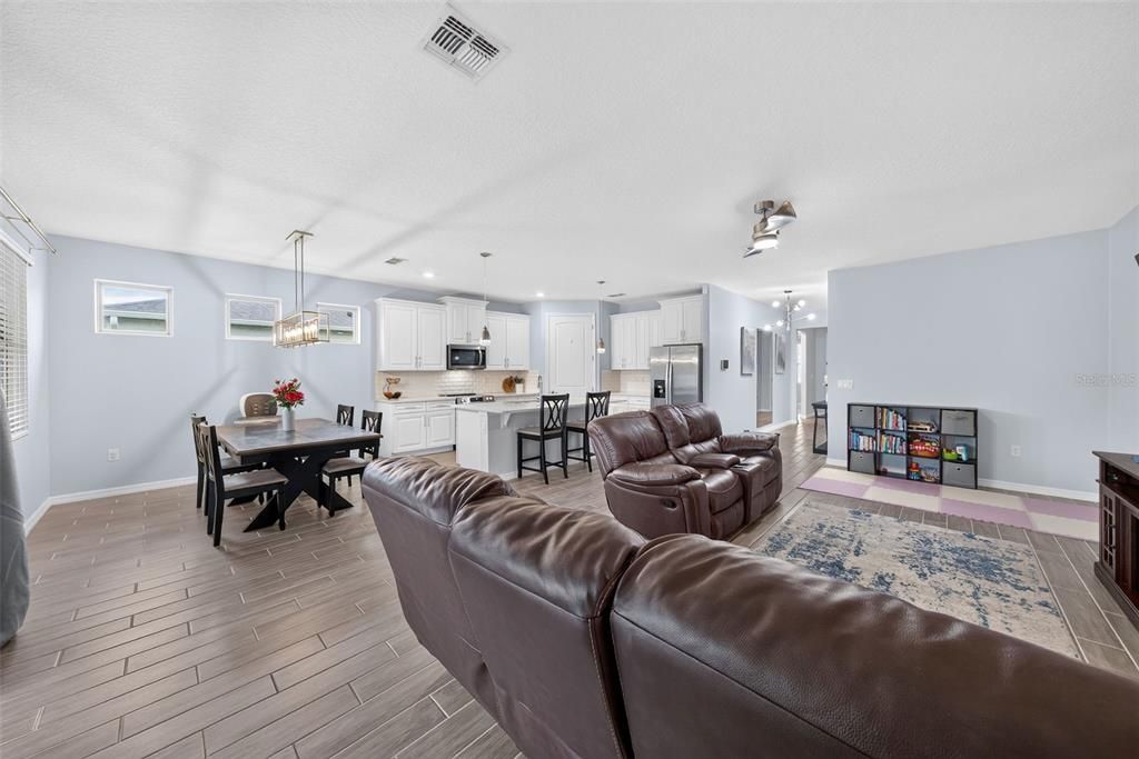En Venta: $425,000 (4 camas, 2 baños, 2056 Pies cuadrados)