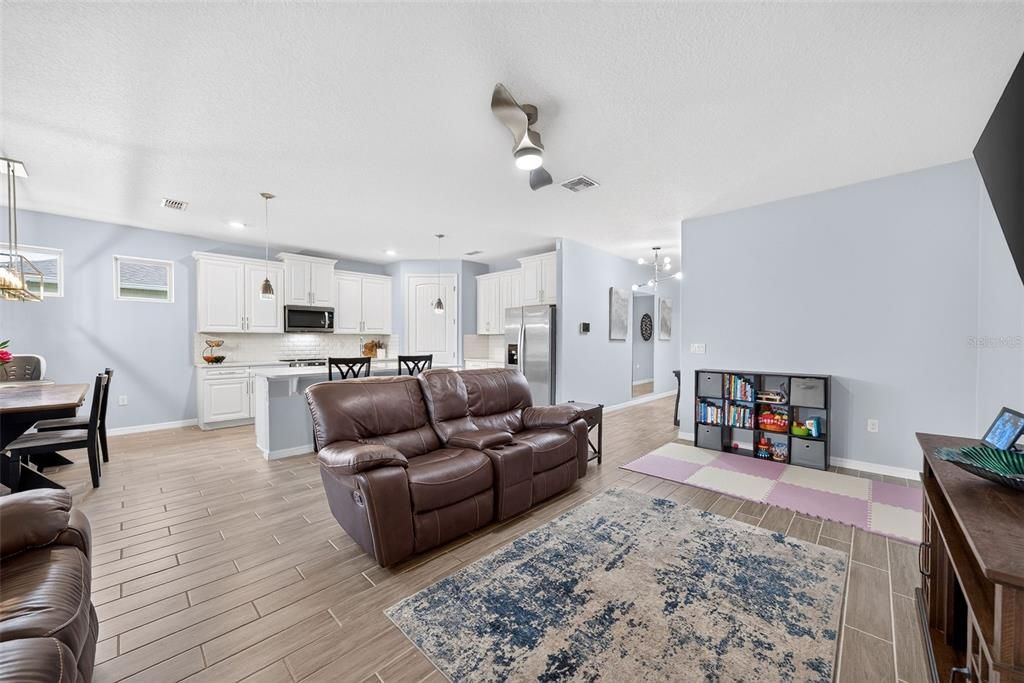 En Venta: $425,000 (4 camas, 2 baños, 2056 Pies cuadrados)