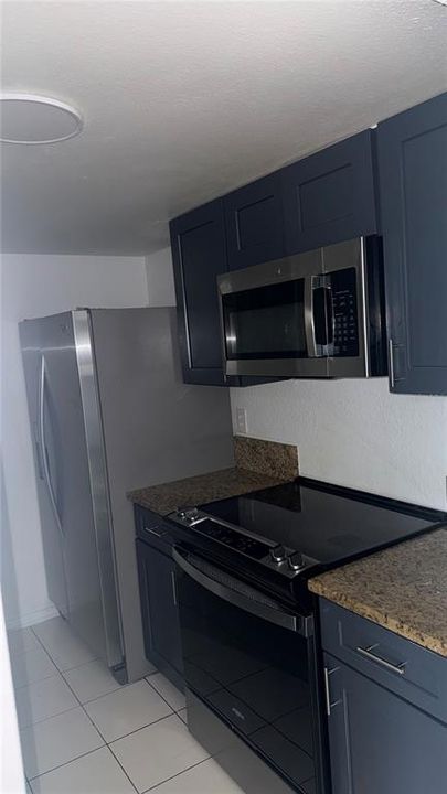 For Rent: $1,800 (3 beds, 2 baths, 889 Square Feet)