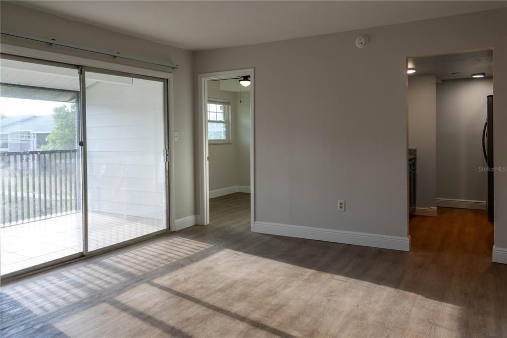 For Rent: $1,800 (3 beds, 2 baths, 889 Square Feet)