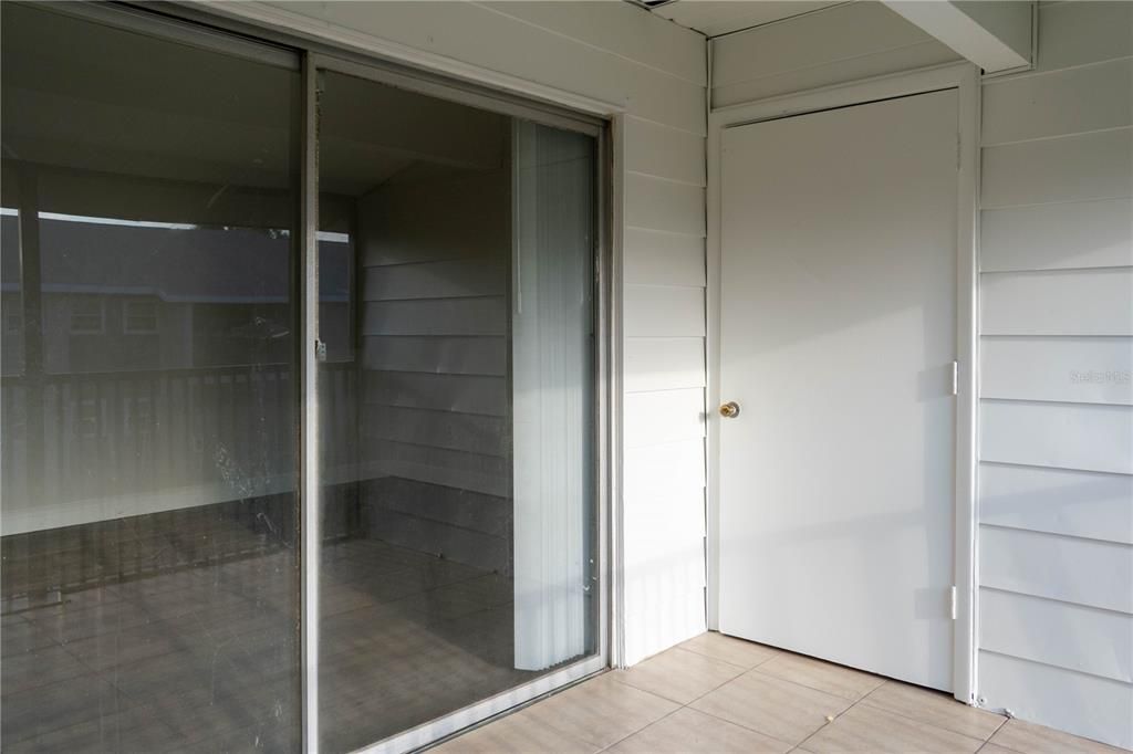 For Rent: $1,800 (3 beds, 2 baths, 889 Square Feet)