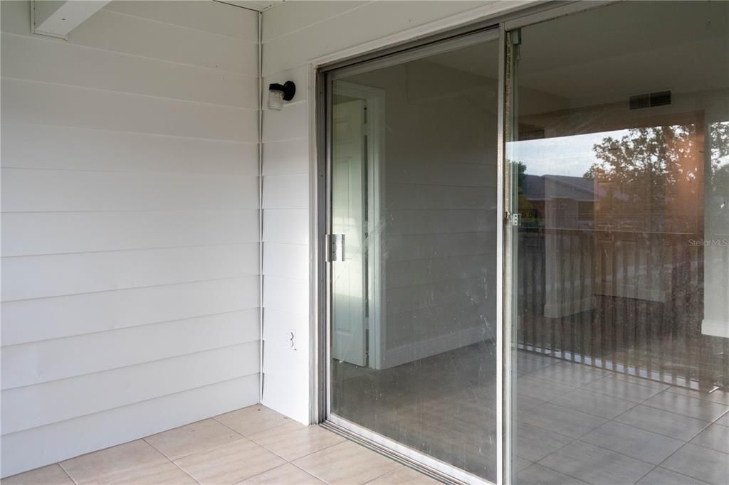For Rent: $1,800 (3 beds, 2 baths, 889 Square Feet)