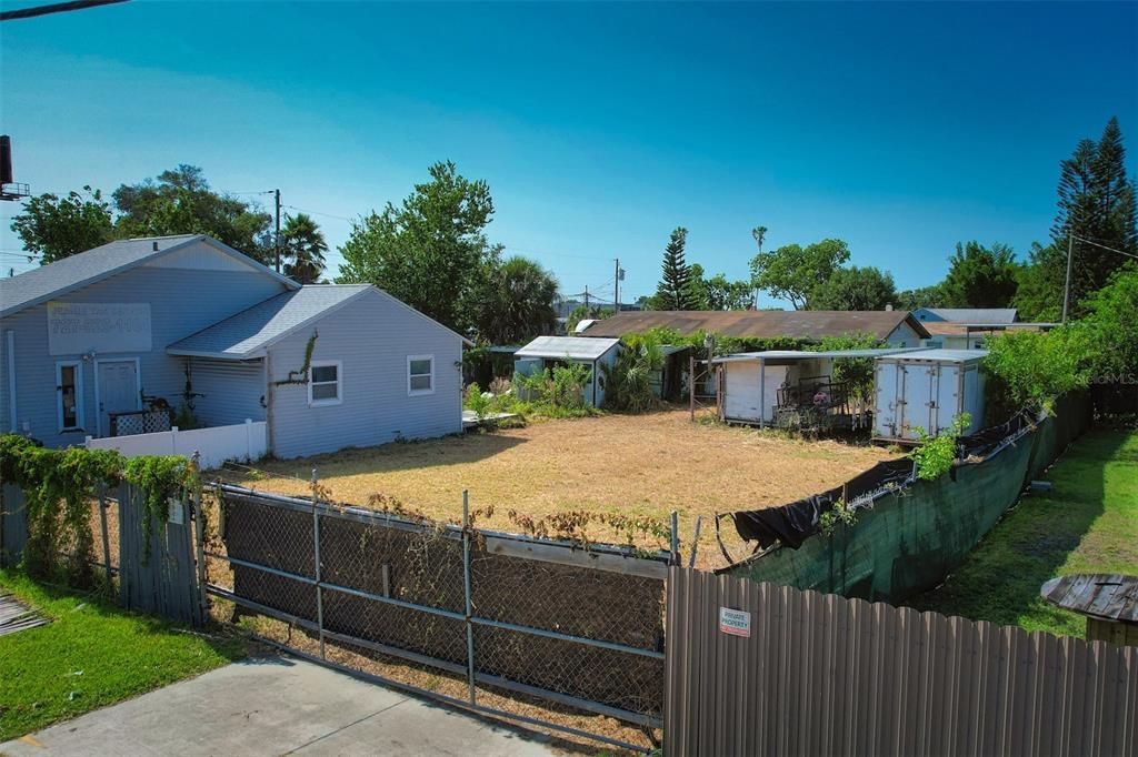 Activo con contrato: $185,000 (0.11 acres)
