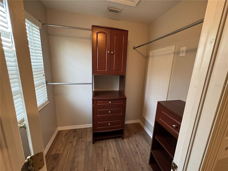 For Sale: $219,900 (2 beds, 1 baths, 1146 Square Feet)