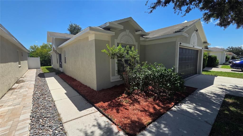 For Sale: $305,000 (3 beds, 2 baths, 1377 Square Feet)