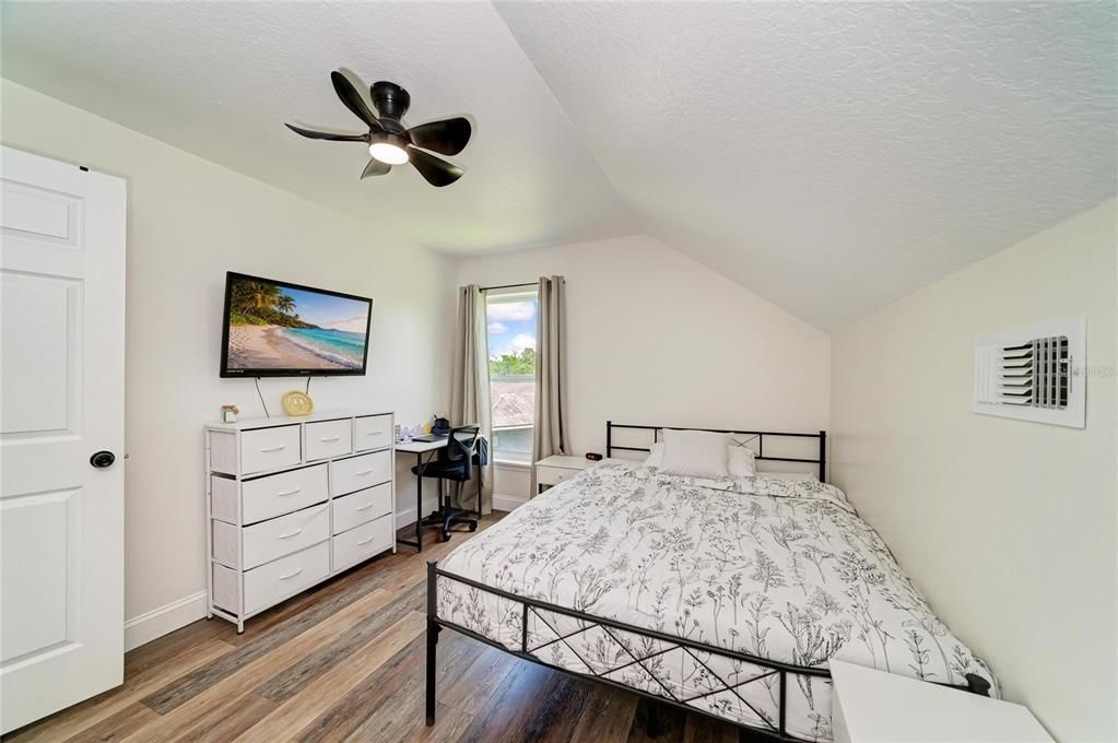 For Sale: $529,000 (5 beds, 2 baths, 1973 Square Feet)