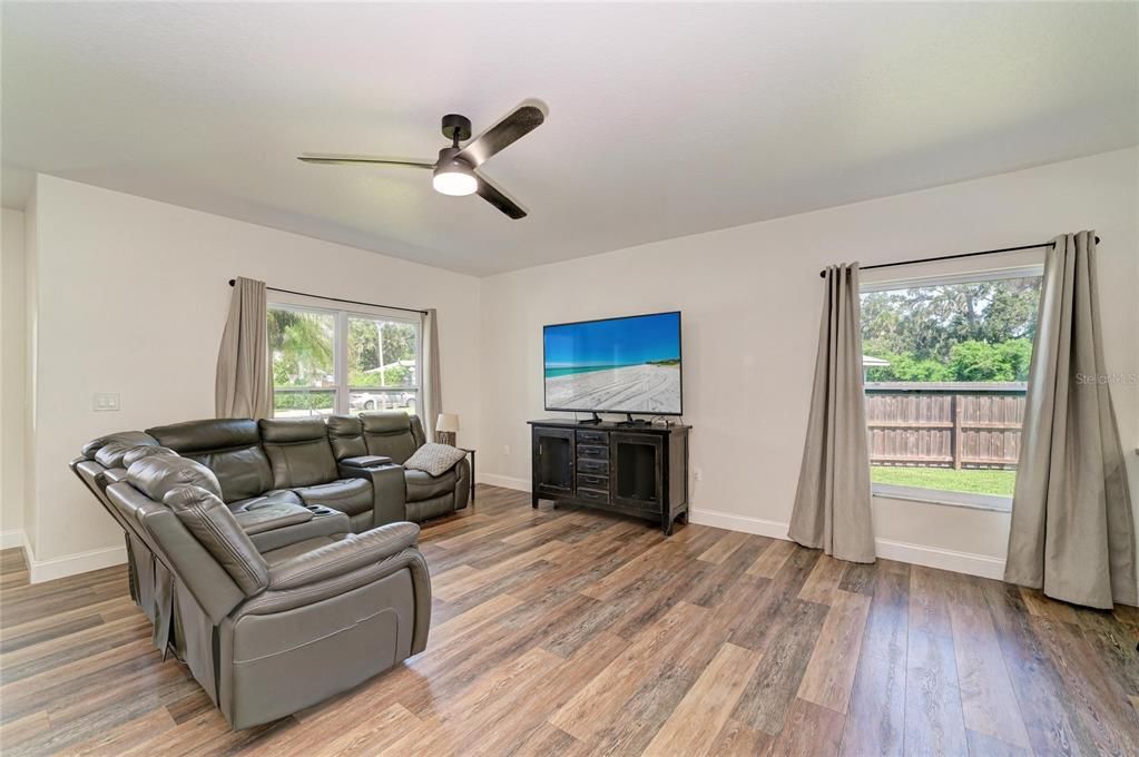 For Sale: $529,000 (5 beds, 2 baths, 1973 Square Feet)