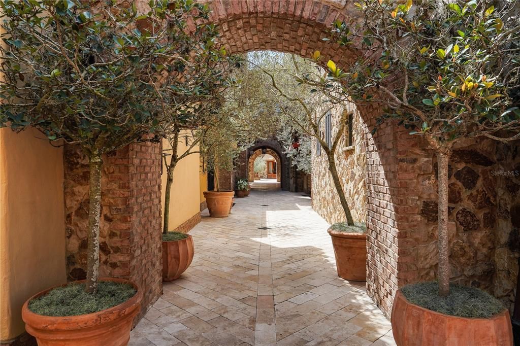 En Venta: $1,100,000 (1.03 acres)