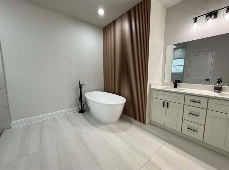 For Rent: $2,200 (4 beds, 2 baths, 1833 Square Feet)