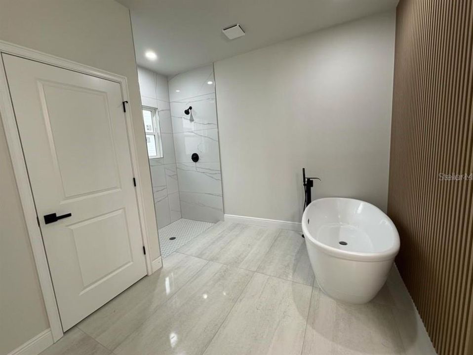 For Rent: $2,200 (4 beds, 2 baths, 1833 Square Feet)