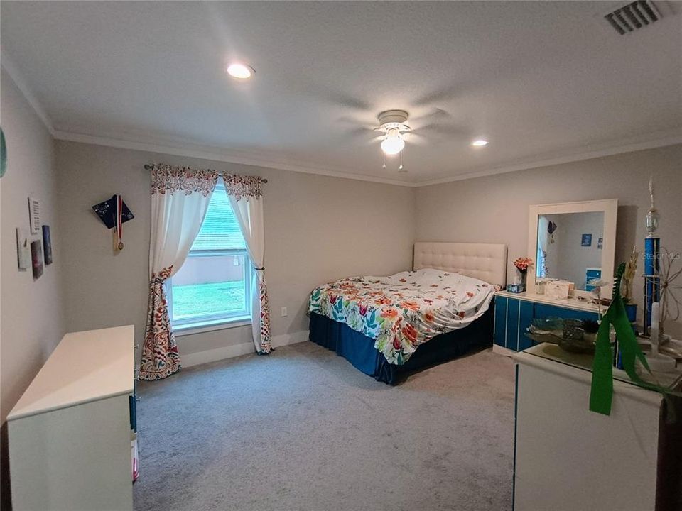 For Rent: $4,500 (6 beds, 4 baths, 3238 Square Feet)