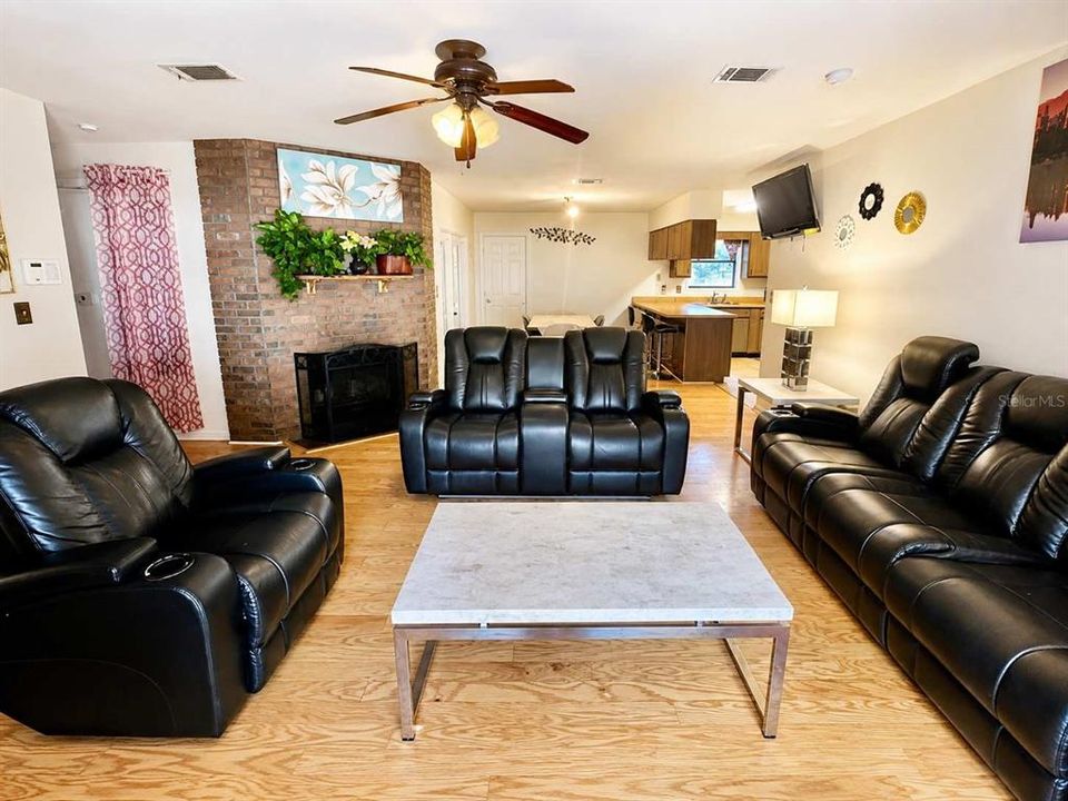 For Sale: $239,500 (3 beds, 2 baths, 1092 Square Feet)