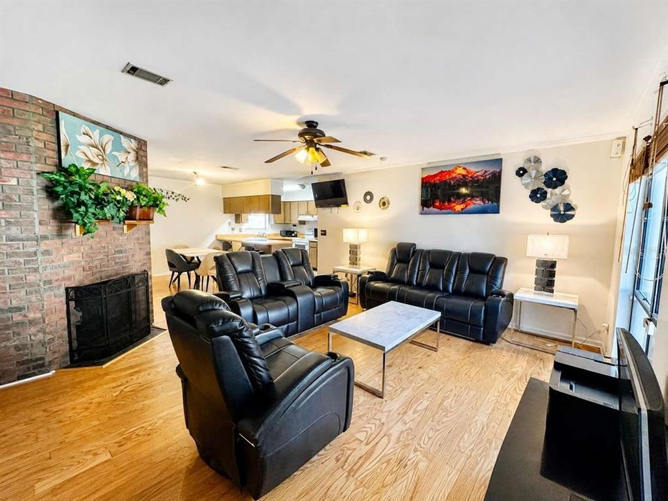 For Sale: $239,500 (3 beds, 2 baths, 1092 Square Feet)