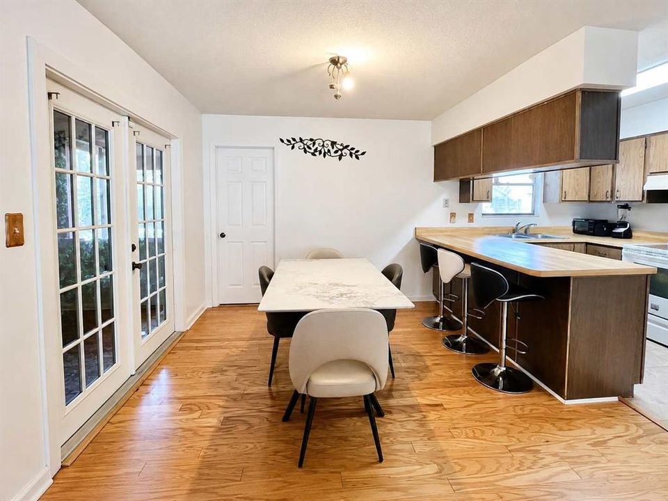 For Sale: $239,500 (3 beds, 2 baths, 1092 Square Feet)