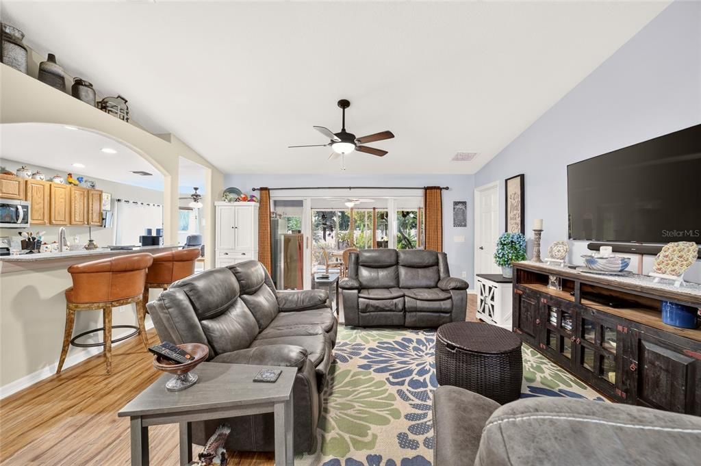 For Sale: $325,000 (3 beds, 2 baths, 1647 Square Feet)
