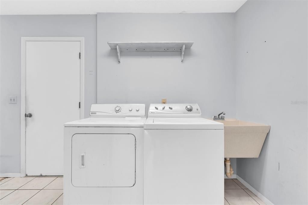 For Sale: $219,000 (2 beds, 2 baths, 1913 Square Feet)