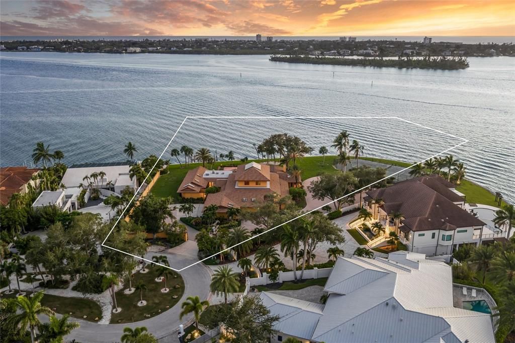For Sale: $11,375,000 (4 beds, 6 baths, 10234 Square Feet)