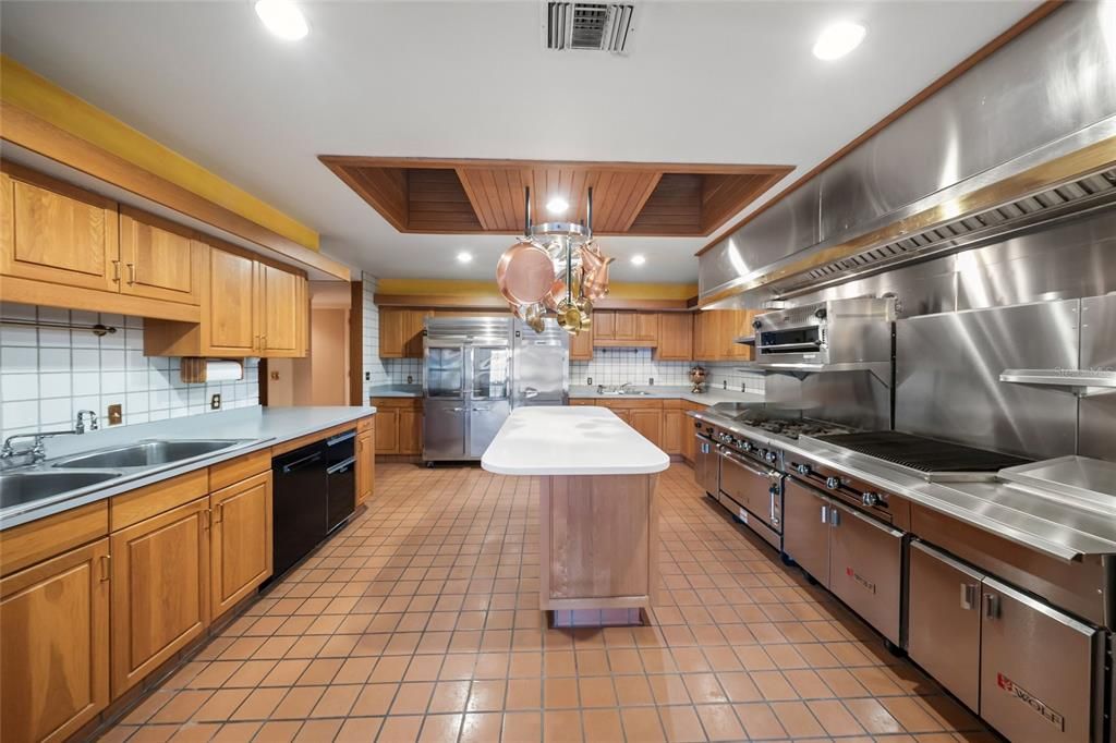 For Sale: $11,375,000 (4 beds, 6 baths, 10234 Square Feet)