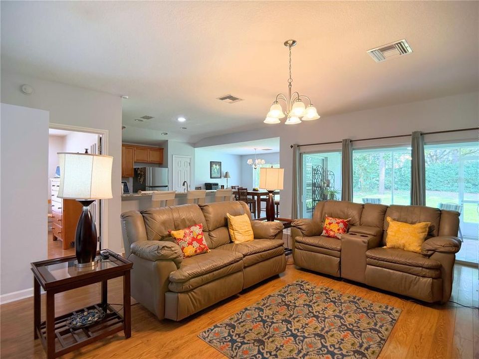For Sale: $279,000 (3 beds, 2 baths, 1593 Square Feet)